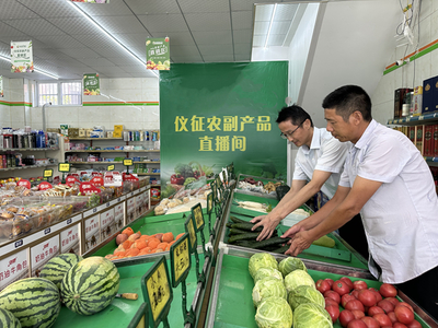 精誠合作，攜手共進——工作人員協助零售戶上架農副產品紀實